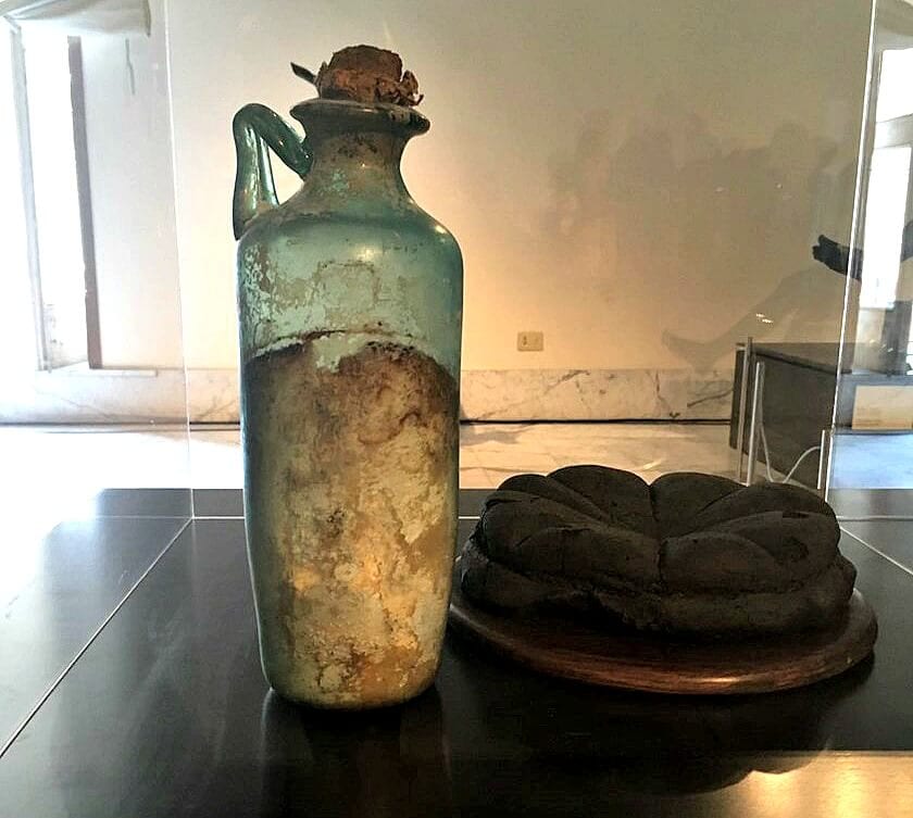 Pan y botella con restos de aceite de oliva procedentes de Pompeya